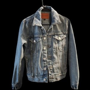 Women's Lucky Brand jean jacket. Size small. Never worn.